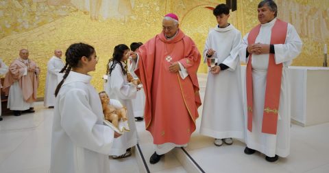Bispo Ornelas: "Jesus convida-nos a escutar o choro de tantas crianças e os dramas espalhados pelo mundo" O bispo José Ornelas na missa do III Domingo do Advento, celebrada na Basílica da Santíssima Trindade. Foto Santuário de Fátima