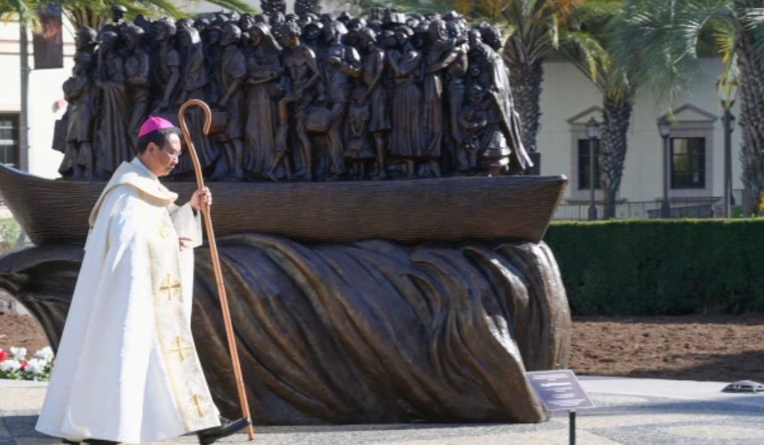 Bispo de San Diego inaugura escultura que dá boas-vindas a migrantes nos EUA