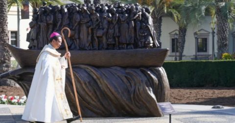 O bispo de San Diego, Michael Pham, inaugurou Anjos Desavisados, uma nova escultura no campus da Universidade de San Diego (USD), na quinta-feira, 18 de dezembro de 2025. Foto Universidade de San Diego