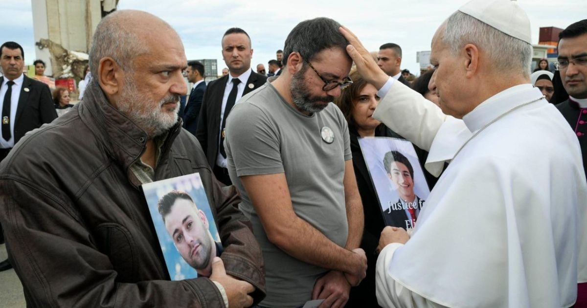 Papa Leão XIV com as famílias das vítimas no porto de Beirute. Foto Vatican Media