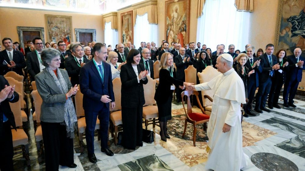 Papa Leão saúda participantes da conferência sobre IA, entre eles Isabel Capeloa Gil, 5 dezembro 2025. Foto VM