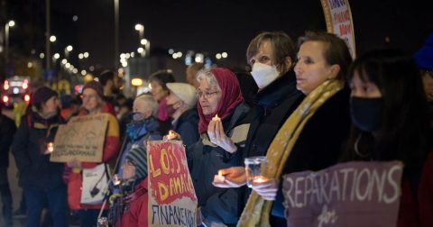 Pessoas de diferentes tradições religiosas se reúnem em Glasgow para uma vigília silenciosa, em memória de todos aqueles que sofrem com os impactos das mudanças climáticas. Foto LWFA. Hillert