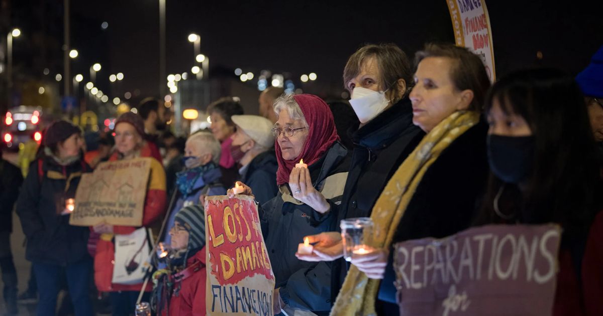 Pessoas de diferentes tradições religiosas se reúnem em Glasgow para uma vigília silenciosa, em memória de todos aqueles que sofrem com os impactos das mudanças climáticas. Foto LWFA. Hillert