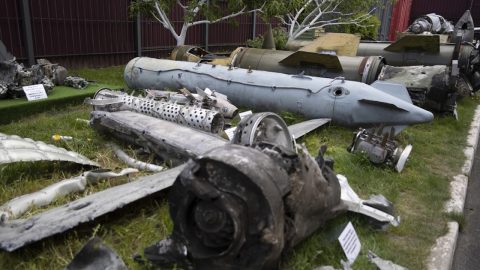 Indústria das armas: disparou a procura e… os lucros dos produtores Restos de mísseis e drones russos em Kiev, capital da Ucrânia. Foto © Kyivcity.gov.ua, CC BY 4.0 , via Wikimedia Commons