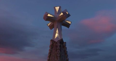 Gaudí: um santo por acabar A torre de Jesus Cristo, a mais alta e a mais central das 18 torres da Basílica da Sagrada Família, em Barcelona, deverá estar terminada até à primeira semana de junho de 2026. Imagem, a partir de vídeo © Basílica da Sagrada Família.