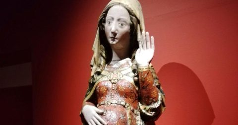 Em Nome da Mãe Mestre Pero (1340-1360), Nossa Senhora do Ó. Escultura de pedra calcária policromada, dourada e estofada; Museu de Lamego. Pormenor da peça exposta na mostra "Vestida de Branco, no Santuário de Fátima, patente em 2020. Foto © António Marujo