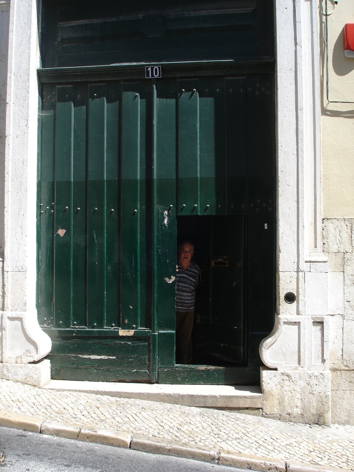 Uma das pessoas sem-abrigo à porta do Albergue. Foto © Vítor Cid.