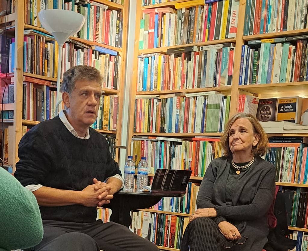 Apresentação da nova edição do livro, no sábado, dia 6, em Lisboa, com o autor à esquerda, e uma das apresentadoras, Rosa Maria Perez, à direita. Foto: Direitos reservados.