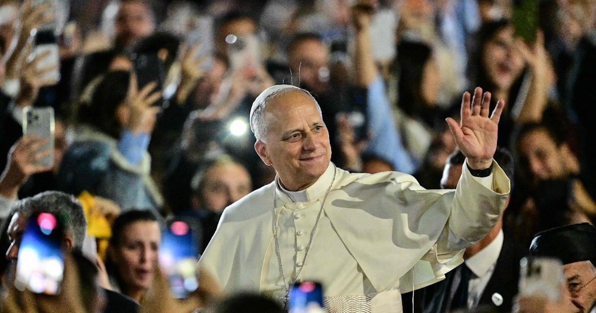 papa_jovens_libano_VM2 O Papa foi recebido pelo patriarca de Antioquia dos Maronitas e saudou a multidão, passando num carrinho de golfe entre os jovens presentes. Foto © Vatican Media, via Agência Ecclesia.