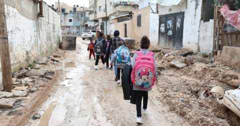 Amnistia Internacional denuncia limpeza étnica na Cisjordânia © UNICEFAlaa Badarneh Crianças caminham por ruas parcialmente destruídas em Jenin, na Cisjordânia.