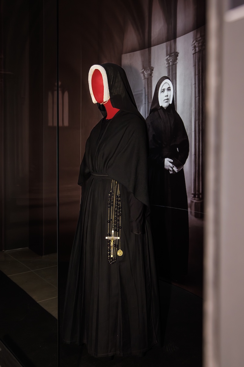 Objetos da irmã Lúcia em exposição. Foto © Santuário de Fátima.