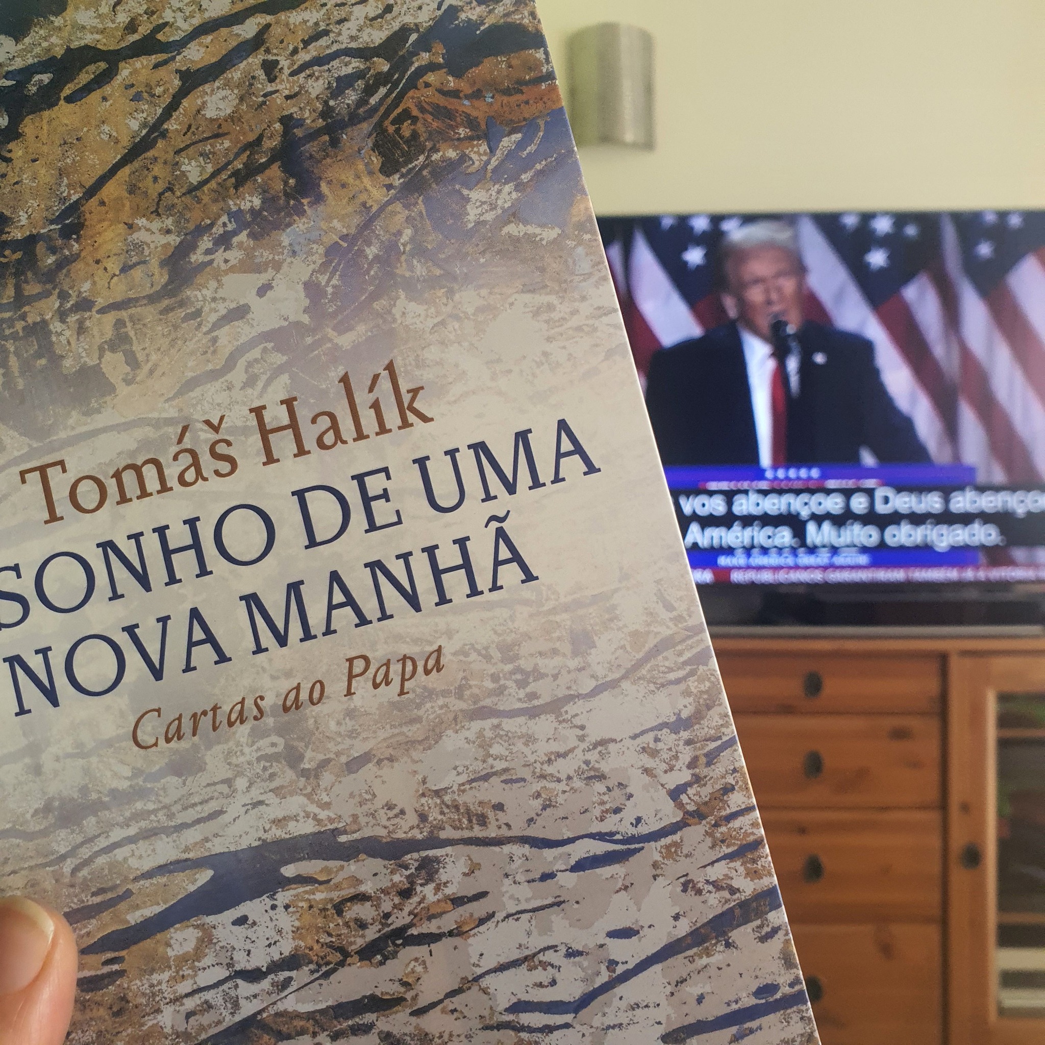 Livro O Sonho de uma Nova Manhã, de Tomas Halik. Foto Clara Raimundo