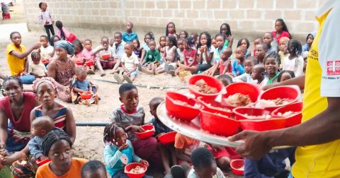 Com as cheias a agravar crise humanitária em Moçambique, Cáritas e Helpo levam ajuda aos mais vulneráveis A Caritas Diocesana de Xai-Xai fornece almoço a crianças, idosos, doentes crónicos, mulheres grávidas e lactantes num total de 800 pessoas. Foto Caritas Moçambicana