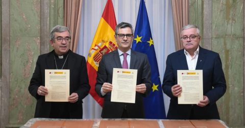 Bispos espanhóis chegam a acordo com Governo para compensar vítimas de abusos Argüello, Bolaños e Díaz Sariego, após assinatura do acordo, 8 janeiro 2026. Foto Ministério da Presidência