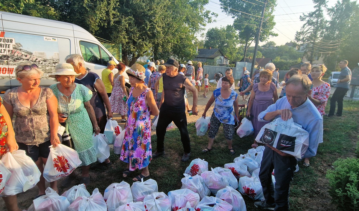 Distribuição de alimentos numa aldeia do Donbass, no leste da Ucrânia