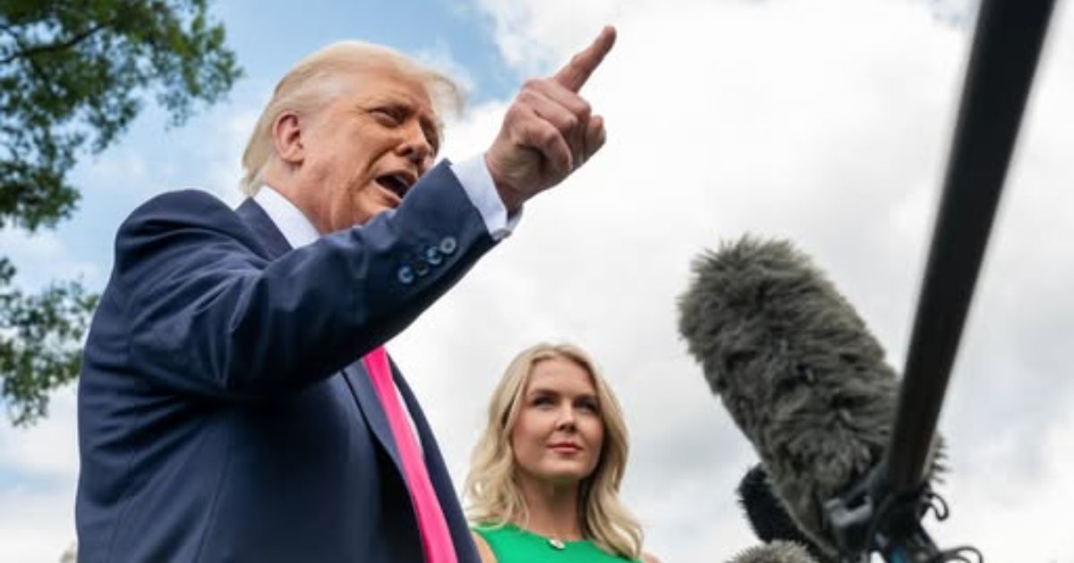 Donald Trump fala aos jornalistas, ao lado da porta-voz da Casa Branca, Karoline Leavitt . Foto The White House