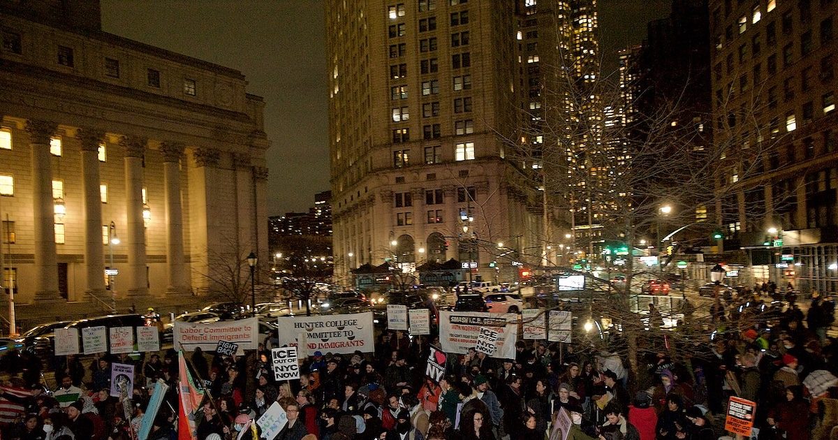 Protestos contra o ICE multiplicam-se nos EUA, depois da morte de Renee Good. Na imagem, manifestantes em Nova Iorque (EUA), na Foley Square, junto ao edifício do governo federal, protestam contra o assassinato de Renee Good pelo ICE, ocorrido horas antes. Foto SWinxy, CC BY 4.0 , via Wikimedia Commons.