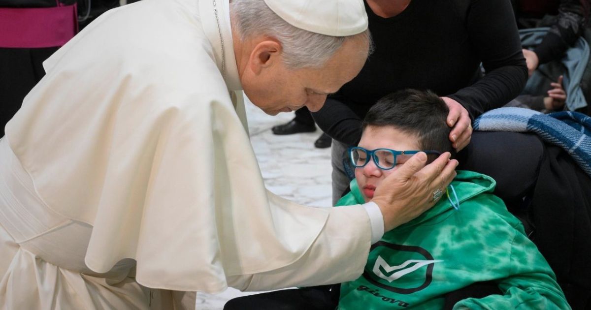 O Papa saúda uma criança em cadeira de rodas durante uma das audi~encias gerais. Foto Vatican Media