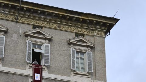 Papa Leão XIV falou desde a janela do apartamento pontifício, após a recitação do ângelus. Foto © Vatican Media, via Agência Ecclesia.