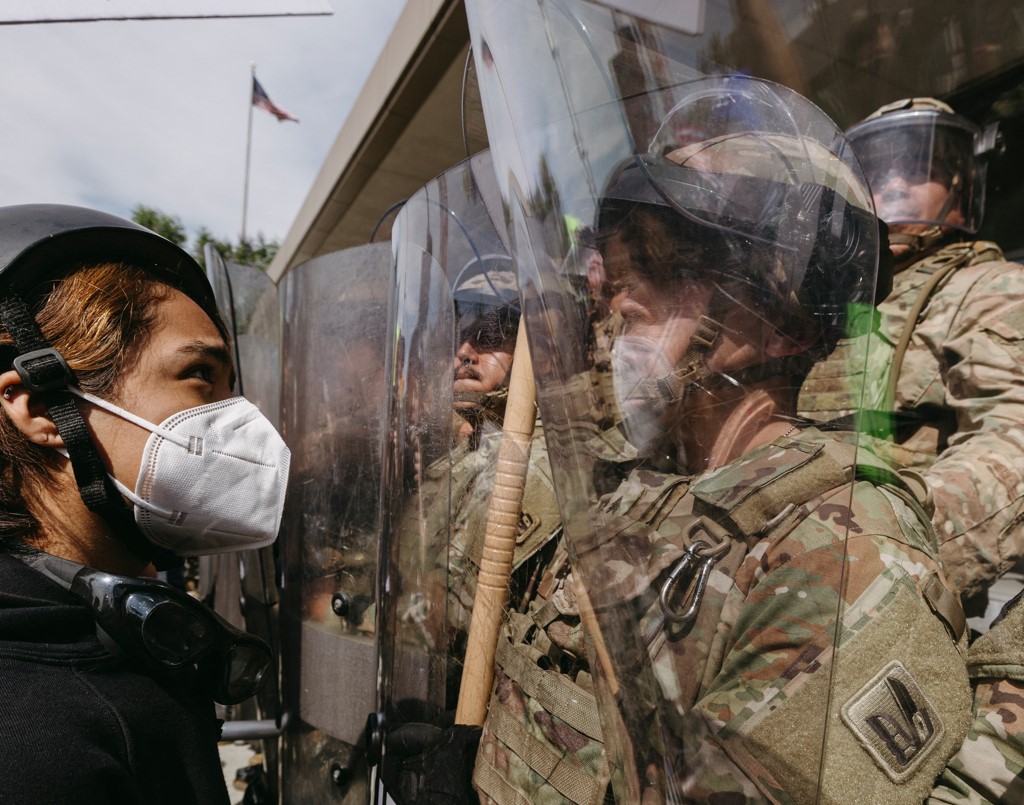 Relatório Amnistia Internacional Ringing the Alarm Bells Photo David Pashaee/Middle East Images/AFP/Getty Images