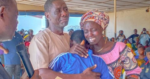 Mais de 160 cristãos sequestrados em ataque a igrejas no norte da Nigéria Um aluno de uma escola católica na Nigéria reencontra a família após ter sido sequestrado. Foto DR, via Vatican News