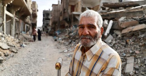 Há uma crise de saúde física e mental dos idosos em Gaza... e está a ser ignorada 5 de junho de 2024. Um idoso palestino caminha em meio aos escombros em Khan Younis, Faixa de Gaza. © 2024 Foto da UNRWA