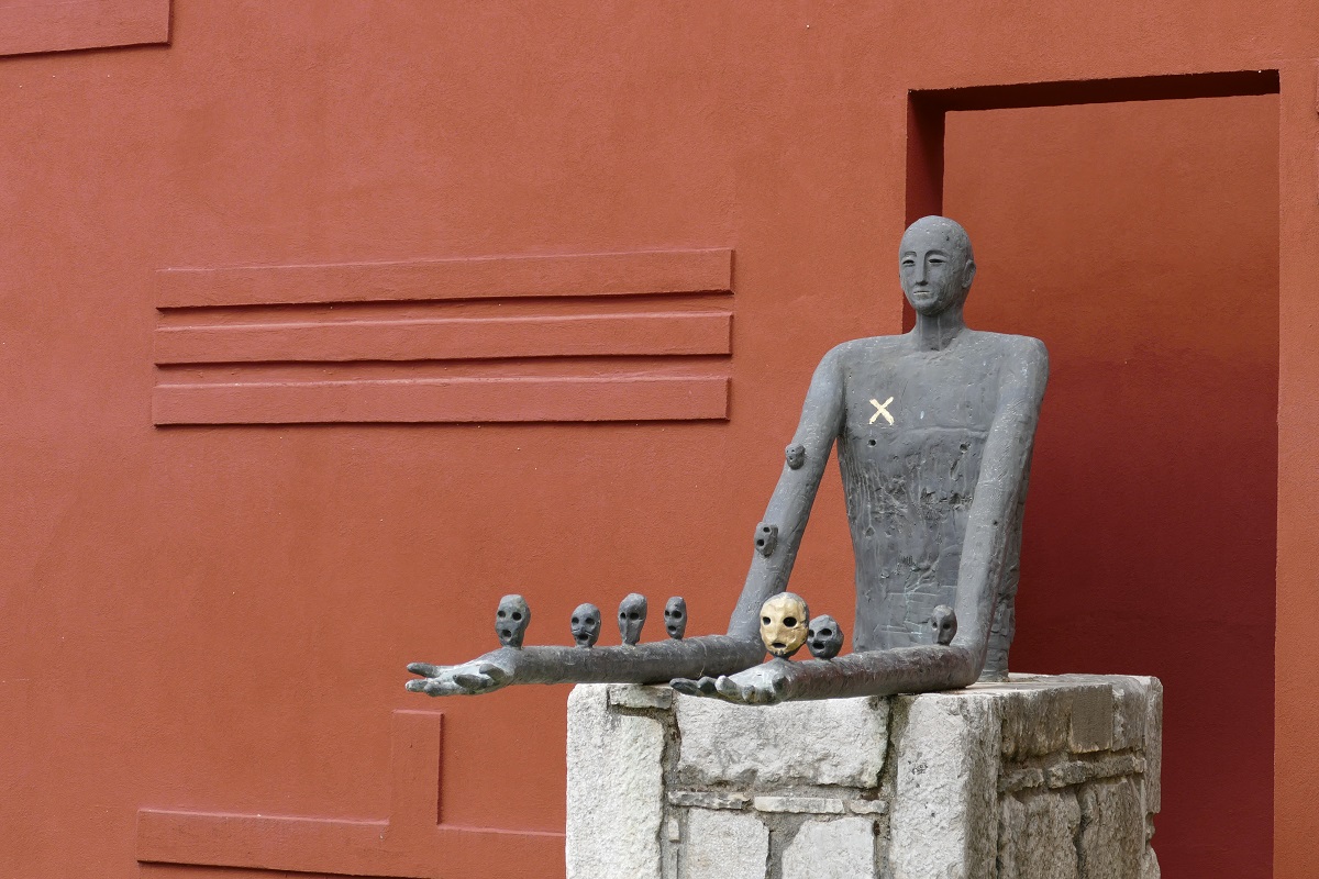 escultura de Mimmo Paladino, no Hortus Conclusus