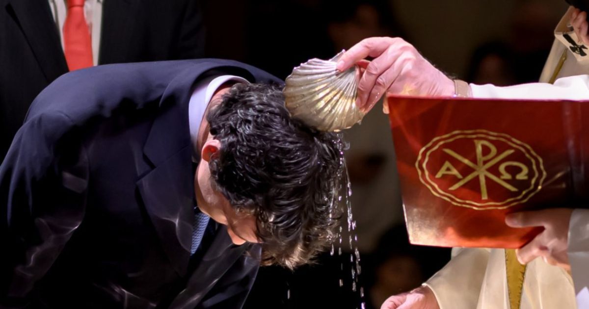 Batismo de um catecúmeno em Notre-Dame, na noite da Vigília Pascal. Foto © JB. Delerue diocese de Paris