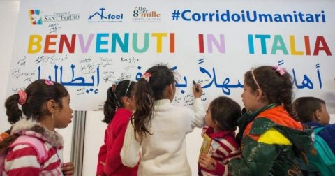 Dez anos a acolher refugiados vulneráveis: “Uma história de esperança encorajante” Crianças refugiadas sírias que chegam ao Aeroporto de Roma Fiumicino vindas de Beirute, no âmbito da iniciativa de corredores humanitários de Santo Egídio