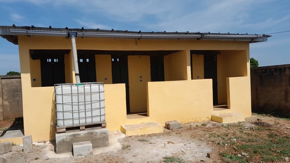 Depósito de mil litros de água já está operacional, garantindo o abastecimento das casas de banho da escola. Foto: Direitos reservados. Costa do Marfim Missionários da Consolata
