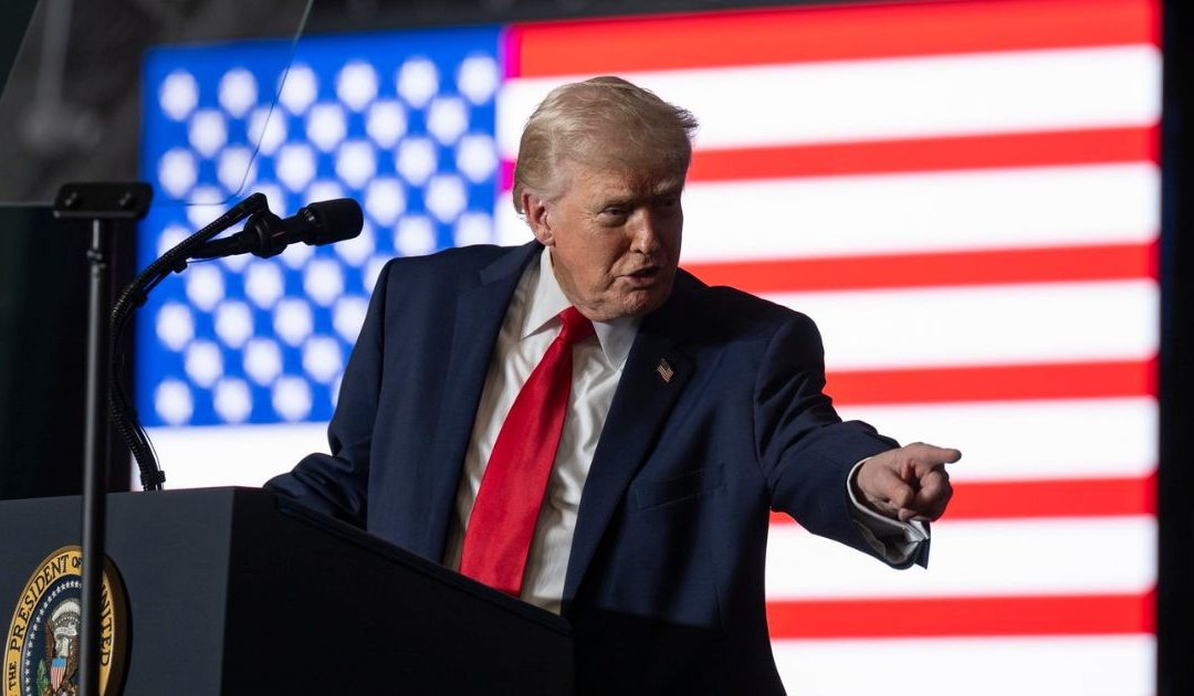 Evangélicos brancos ainda apoiam Trump, mas menos do que há um ano