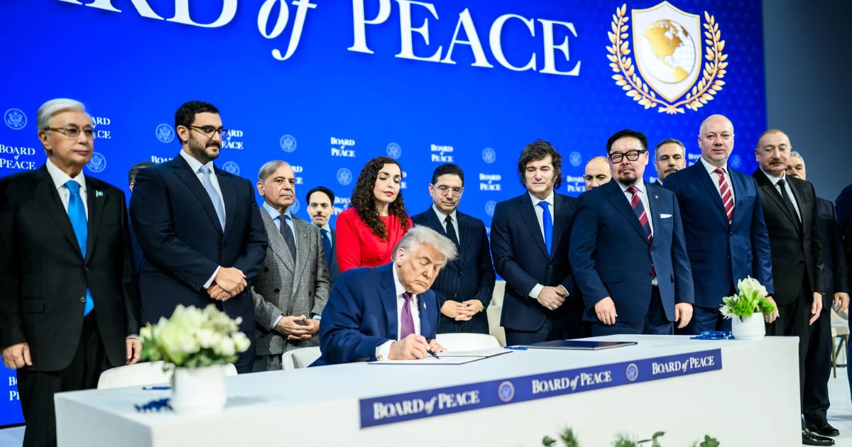Em Davos, na Suíça, o Presidente Donald Trump ratificou formalmente a Carta do Conselho da Paz. Janeiro 2026 Foto The White House
