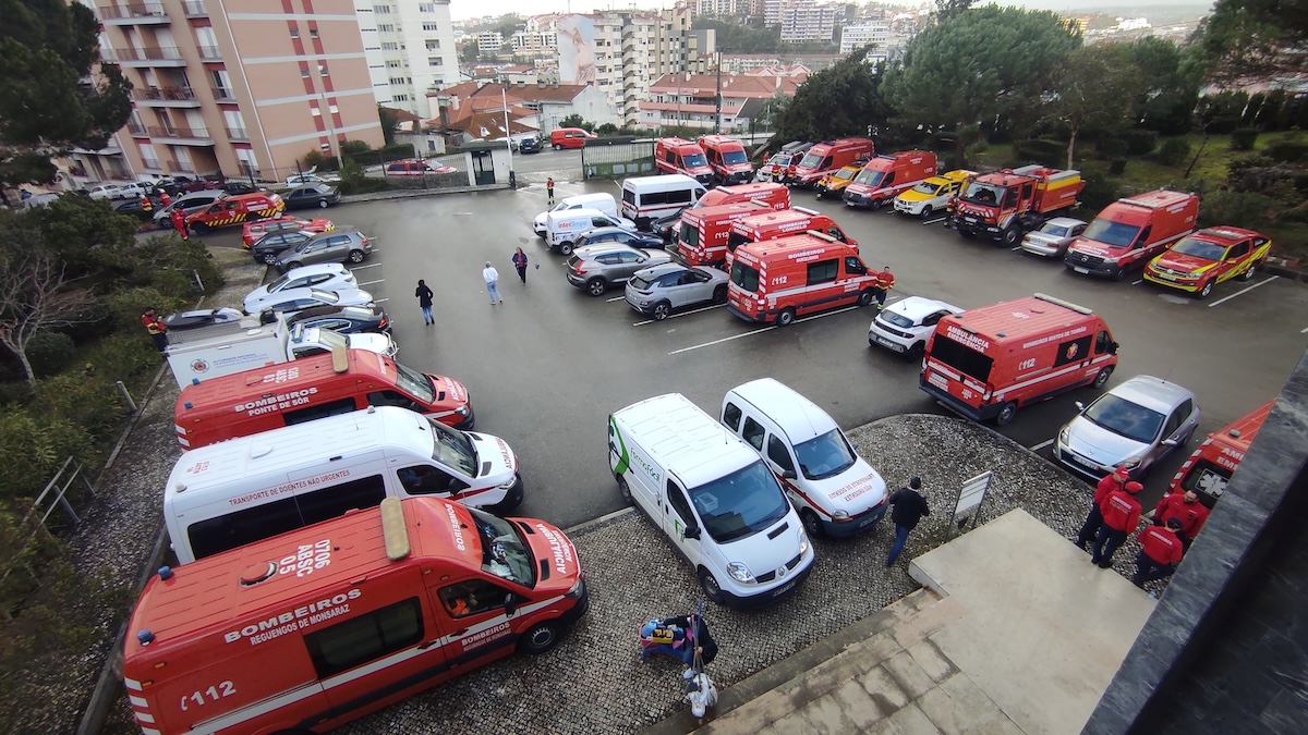 Parque de estacionamento com ambulâncias de vários pontos do país, na entrada do Seminário de Leiria. Foto © Paulo Adriano. Tempestade Kristin