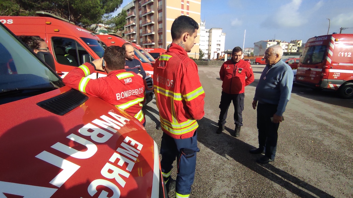 No meio da destruição e das dificuldades, a palavra que o bispo mais repetiu foi proximidade. Na imagem, José Ornelas à conversa com bombeiros. Foto © Paulo Adriano. Tempestade Kristin