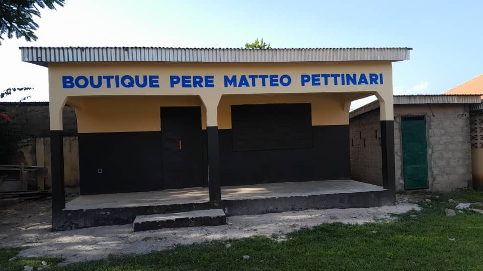 O nome da loja é em homenagem ao padre missionário da Consolata italiano que dedicou 13 anos da sua vida à Costa do Marfim, Matteo Pettinari. Foto: Direitos reservados. Missionários Consolata Costa do Marfim