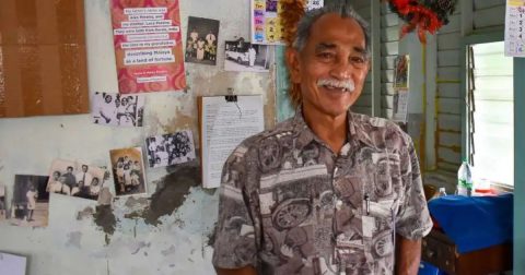 Martin Theseira, um pescador português, é visto no Centro Cultural Português que fundou no ano passado em Praya Lane, Malaca, Malásia. Foto Olivier LabesseAdExtra