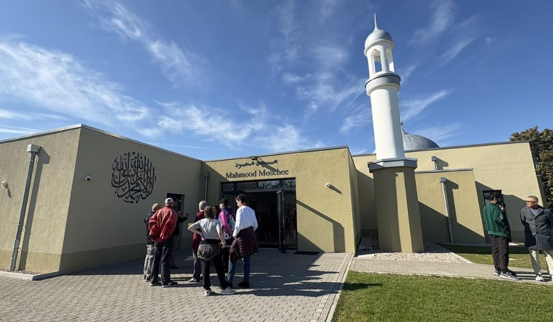 Inaugurada a primeira mesquita construída de raiz em reduto da extrema-direita