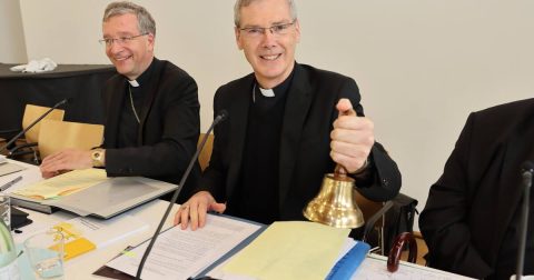 O Bispo Dr. Heiner Wilmer SCJ abrirá a sessão no último dia da assembleia plenária de primavera da Conferência Episcopal Alemã, em 26 de fevereiro de 2026, na Burkadushaus, em Würzburg