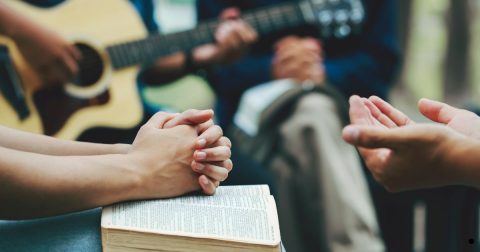 Parlamento russo quer ilegalizar cultos religiosos em casa e em edifícios privados Oração em grupo. Foto PCES 609