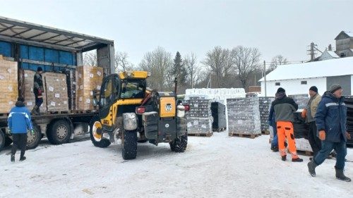 Os três camiões que partiram de Roma com geradores e medicamentos já chegaram à Ucrânia. Foto cardeal Krajewski