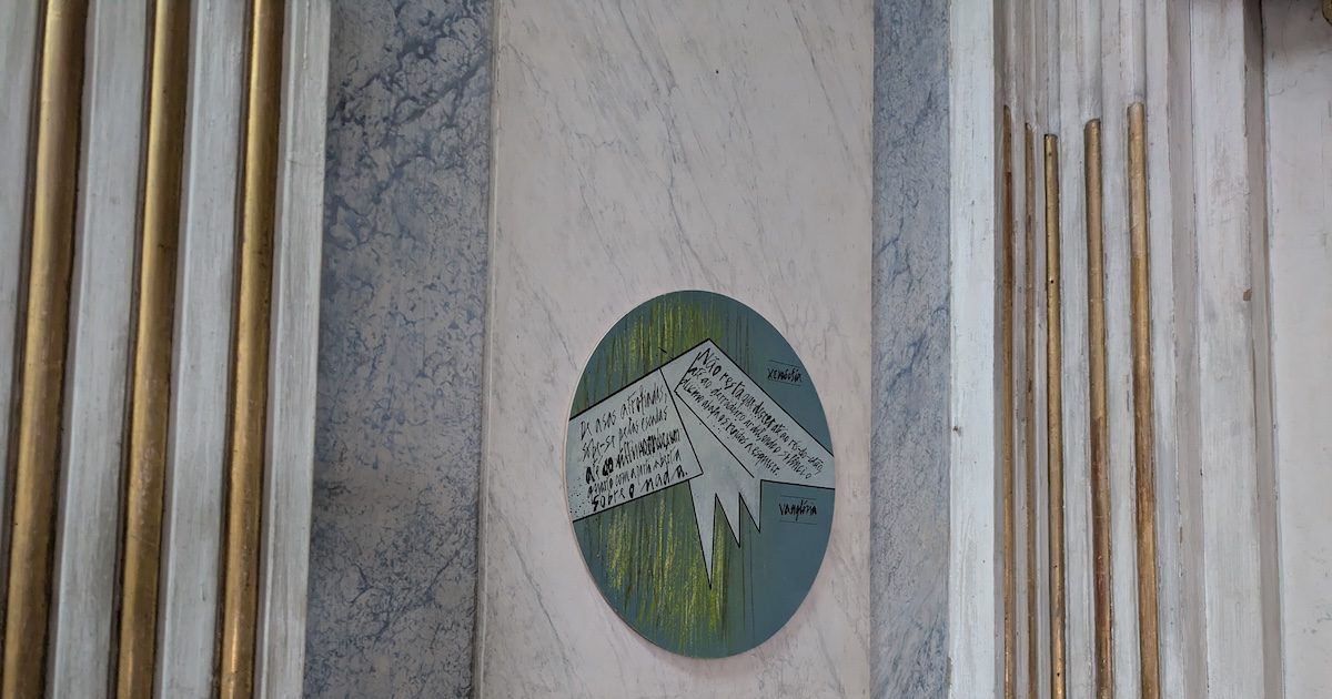 PXL_20260215_125347684 O livro é acompanhado de um conjunto inédito de nove tábuas verbo-visivas do artista italiano Giancarlo Pavanello, expostas na Capela do Rato, em Lisboa. Foto António Marujo/7MARGENS.