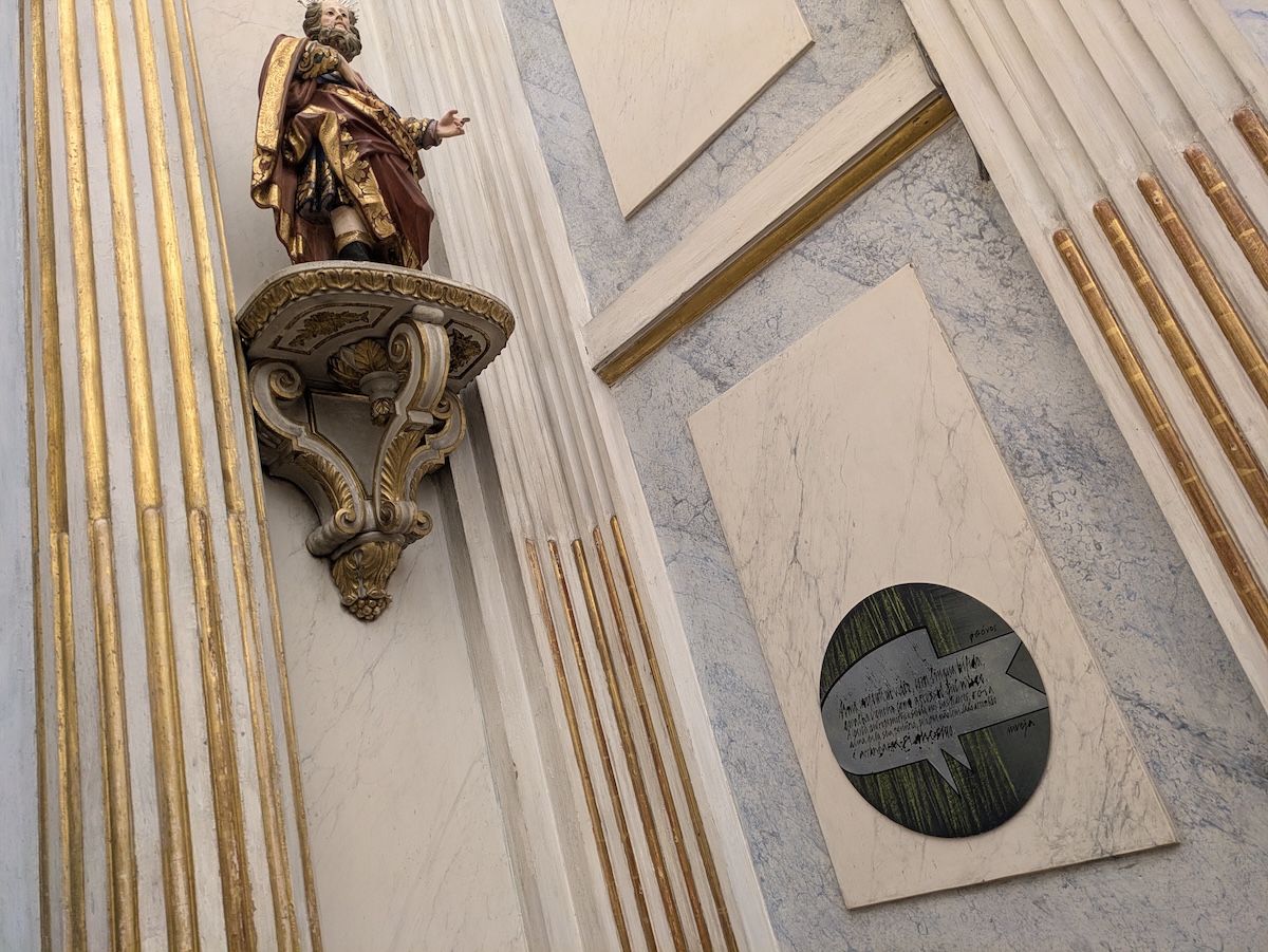 O livro é acompanhado de um conjunto inédito de nove tábuas verbo-visivas do artista italiano Giancarlo Pavanello, expostas na Capela do Rato, em Lisboa. Foto António Marujo/7MARGENS.