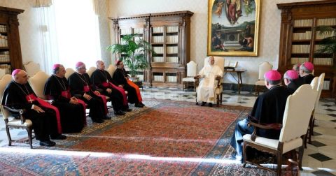 Papa alertou bispos para a extrema-direita que tenta "instrumentalizar a Igreja" Papa com os bispos espanhóis, 18novembro 2026. Foto VATICAN MEDIA