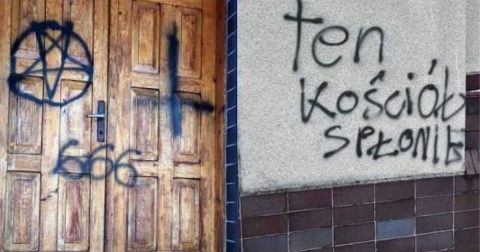Parlamento Europeu pede coordenador para combater "ódio anticristão" Uma igreja católica vandalizada em Poznań, na Polónia, no início deste mês. Foto DR