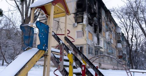 Papa envia 80 geradores e milhares de medicamentos para uma Ucrânia gelada e sem luz UnicefOleksii Filippov Edifício danificado e parque infantil coberto de neve em Kyiv, Ucrânia, após ataques a infraestruturas críticas