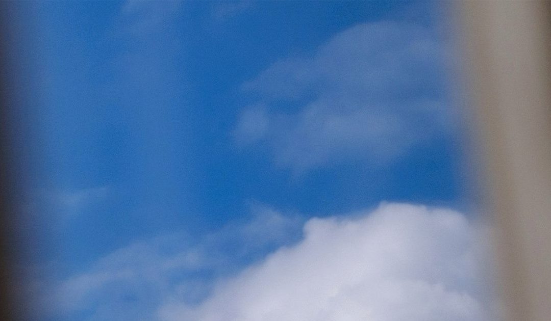Atravessar fios de luz e de esperança