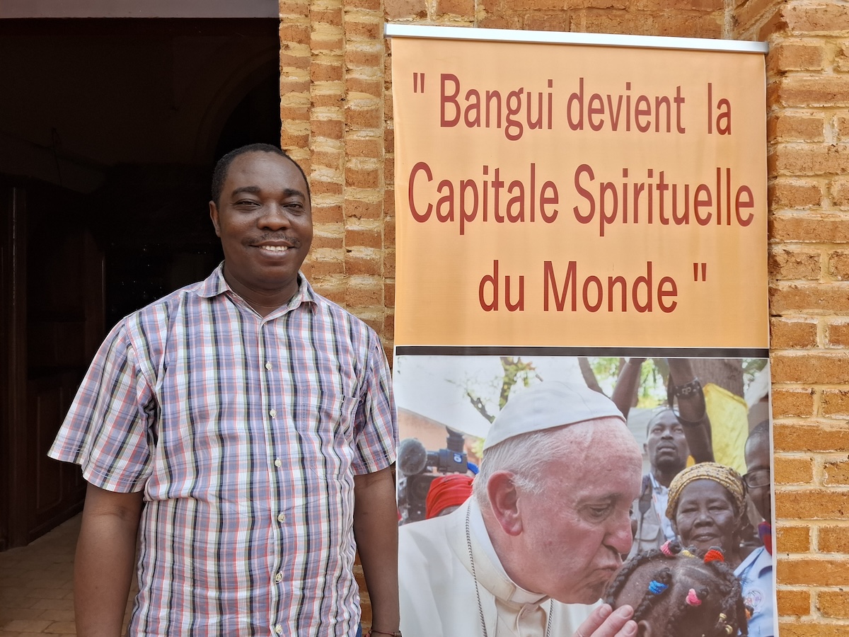 República Centro-Africana. Entrada da catedral de Bangui a evocar a abertura da porta santa no jubileu da Misericórdia pelo Papa Francisco. Foto © Tony Neves