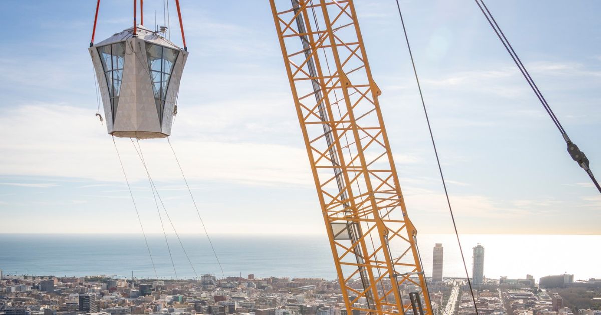 Colocado o braço superior da cruz da torre de Jesus Cristo da Sagrada Família. Foto FB