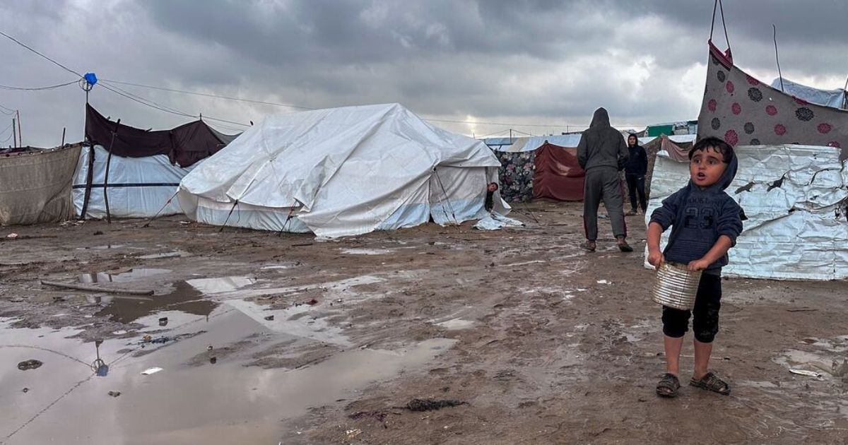 © UNOCHA Um menino caminha perto de tendas em Jabalya, no norte de Gaza.