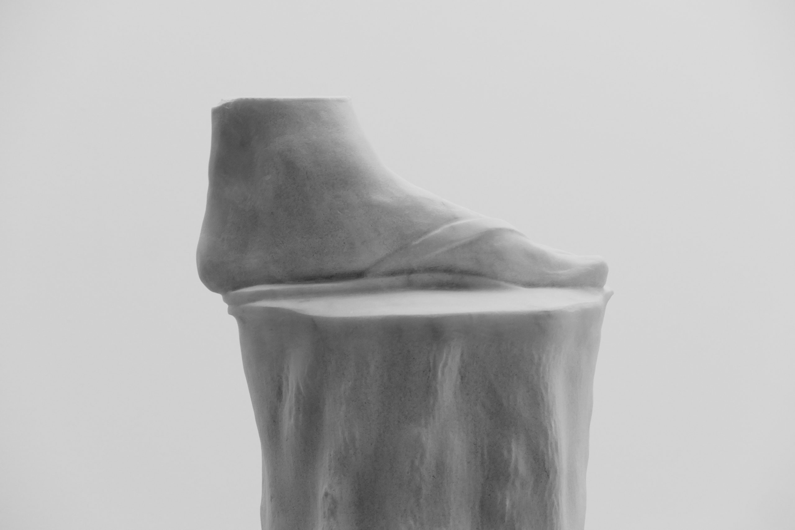 Serão devolvidas as sandálias de Empédocles? © fotografia (‘Escultura Recente’ de Manuel Rosa, na Galeria Fernando Santos, Porto): Joaquim Félix